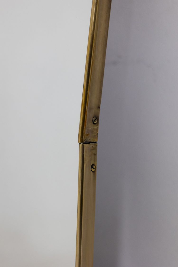 Coppia di specchi in ottone dorato. Circa 1970. LS63611176B