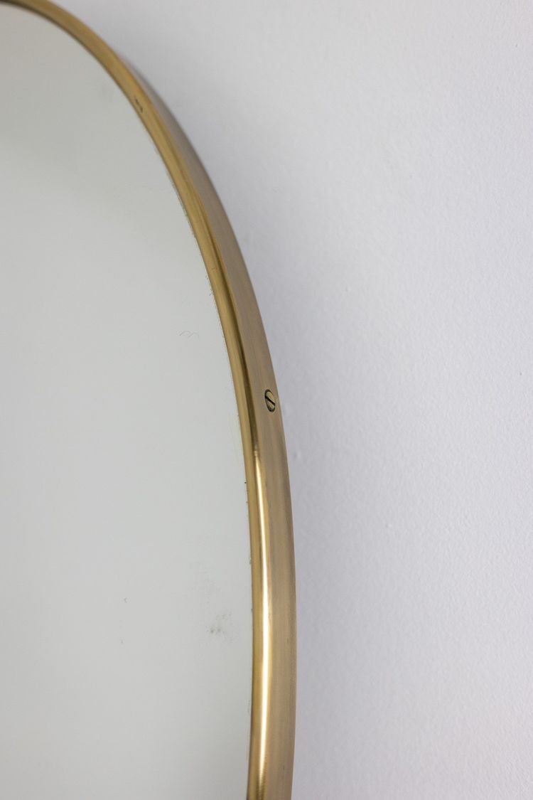 Coppia di specchi in ottone dorato. Circa 1970. LS63611176B