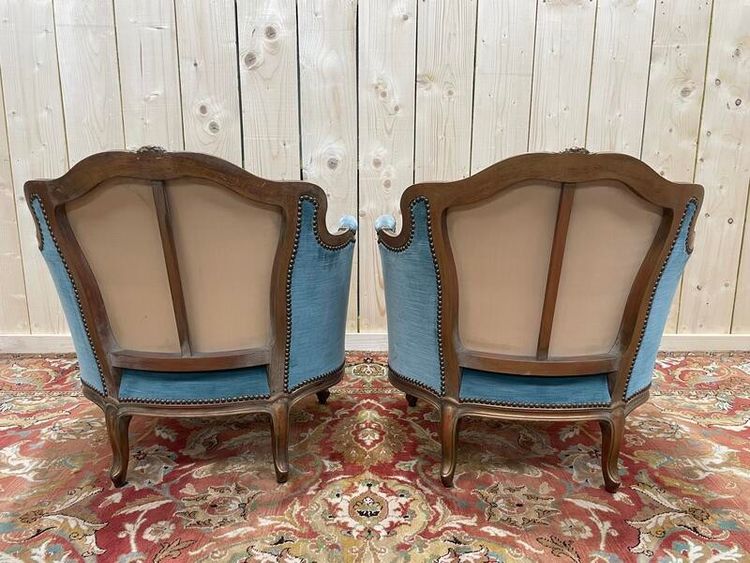 Paire de fauteuils bergères de style Louis XV en velours bleu et bois doré 