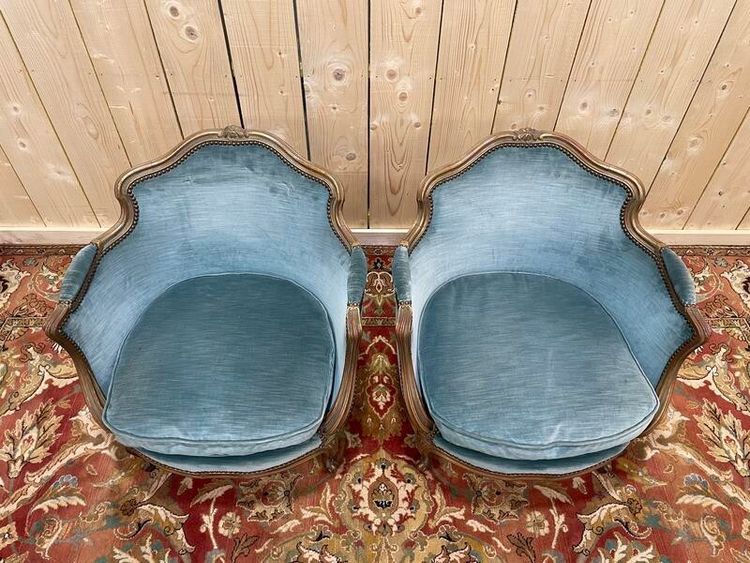 Paire de fauteuils bergères de style Louis XV en velours bleu et bois doré 