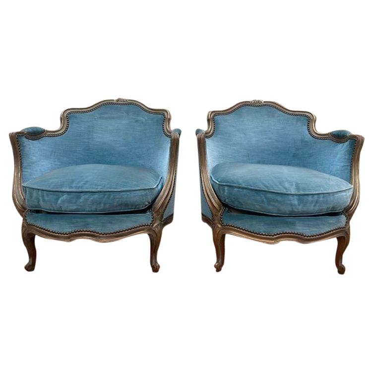 Paire de fauteuils bergères de style Louis XV en velours bleu et bois doré 