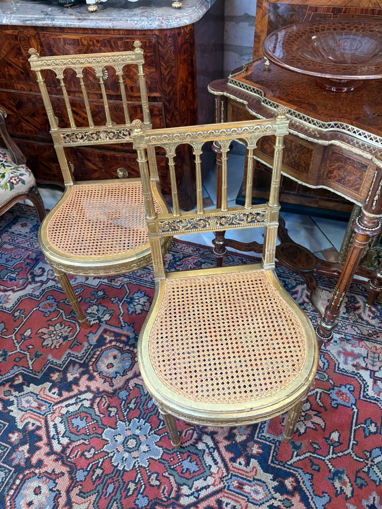 PAIRE DE CHAISES DE STYLE XVI EN BOIS DORE