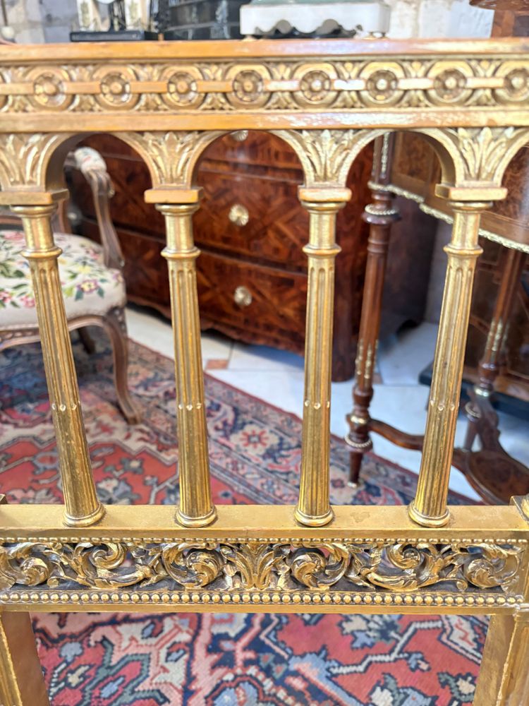 PAIRE DE CHAISES DE STYLE XVI EN BOIS DORE