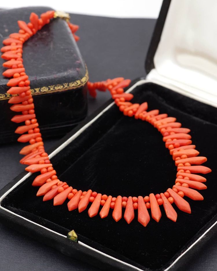Collier corail Art Deco avec fermoir or 18k, batonnets, Bijou Art Deco, bijou ancien, méditerranée
