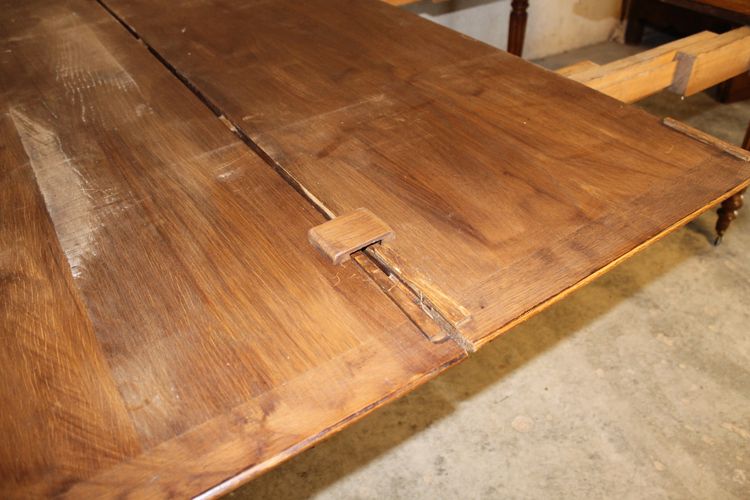 Table à 6 pieds en chêne de forme ovale avec 4 allonges époque milieu 19ème 