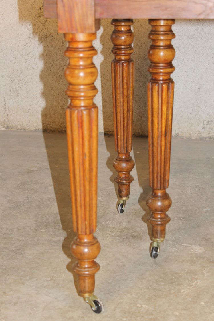 Table à 6 pieds en chêne de forme ovale avec 4 allonges époque milieu 19ème 