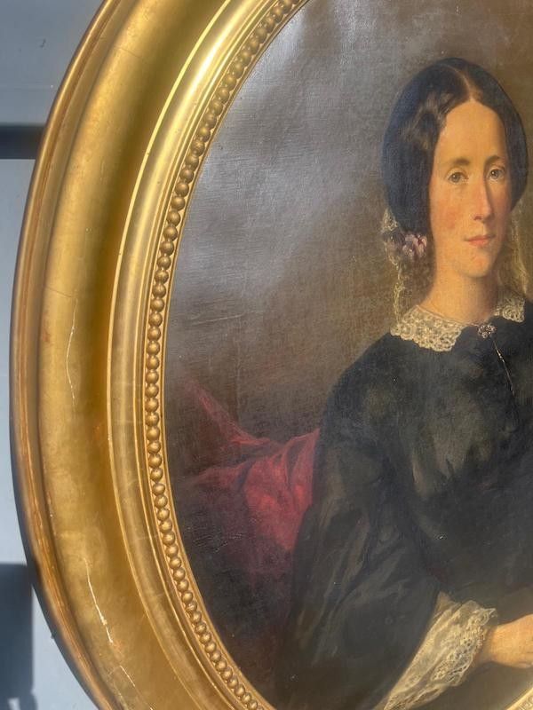 Portrait de femme en médaillon