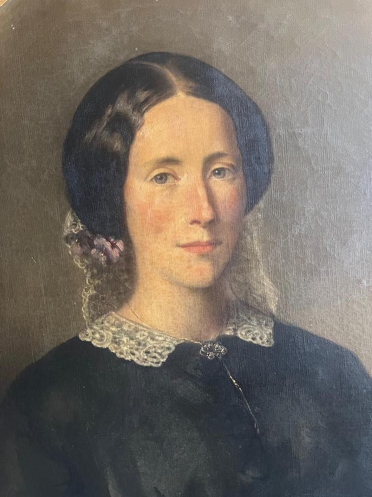 Portrait de femme en médaillon