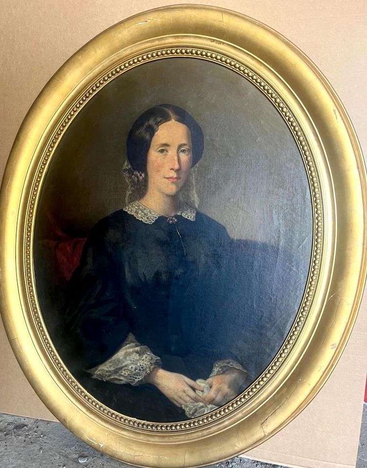 Portrait de femme en médaillon