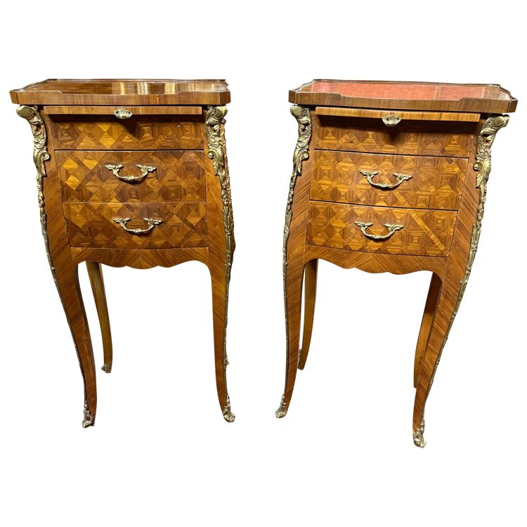 PAIRE DE CHEVETS DE STYLE LOUIS XV