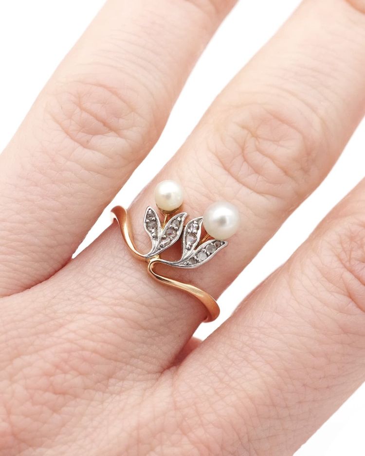 Anello con perle in stile Art Nouveau in oro 18k e platino, anello con perle fini, fiori, tu ed io