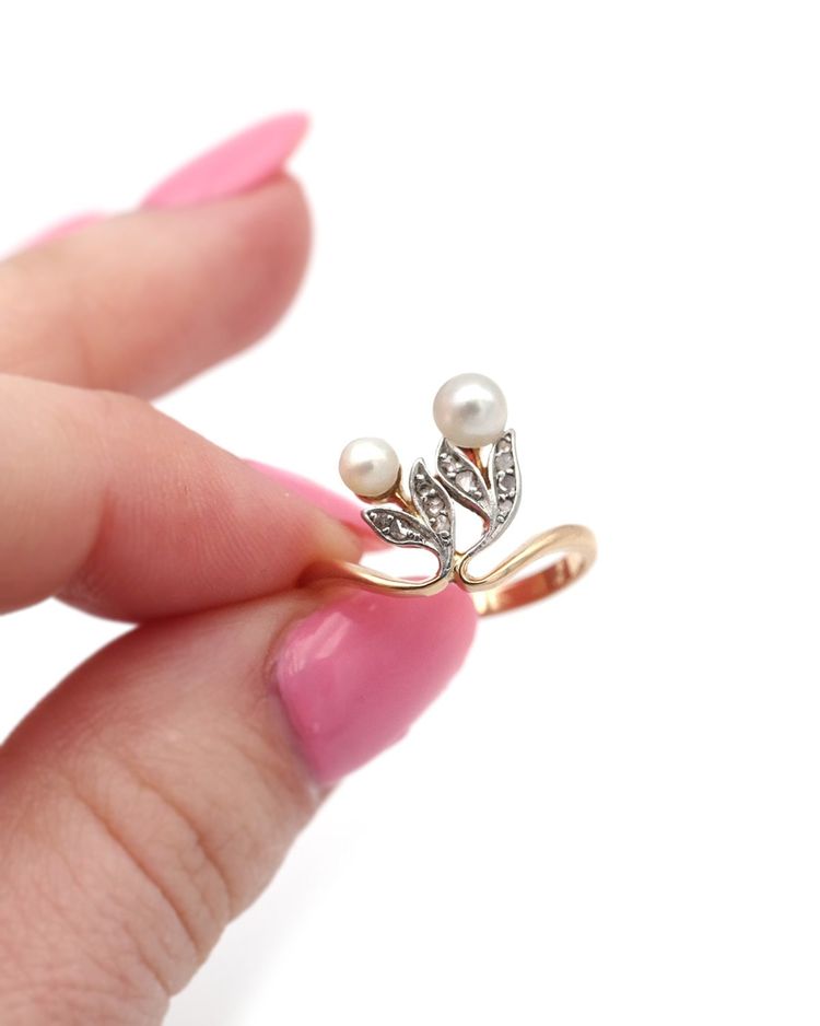 Anello con perle in stile Art Nouveau in oro 18k e platino, anello con perle fini, fiori, tu ed io