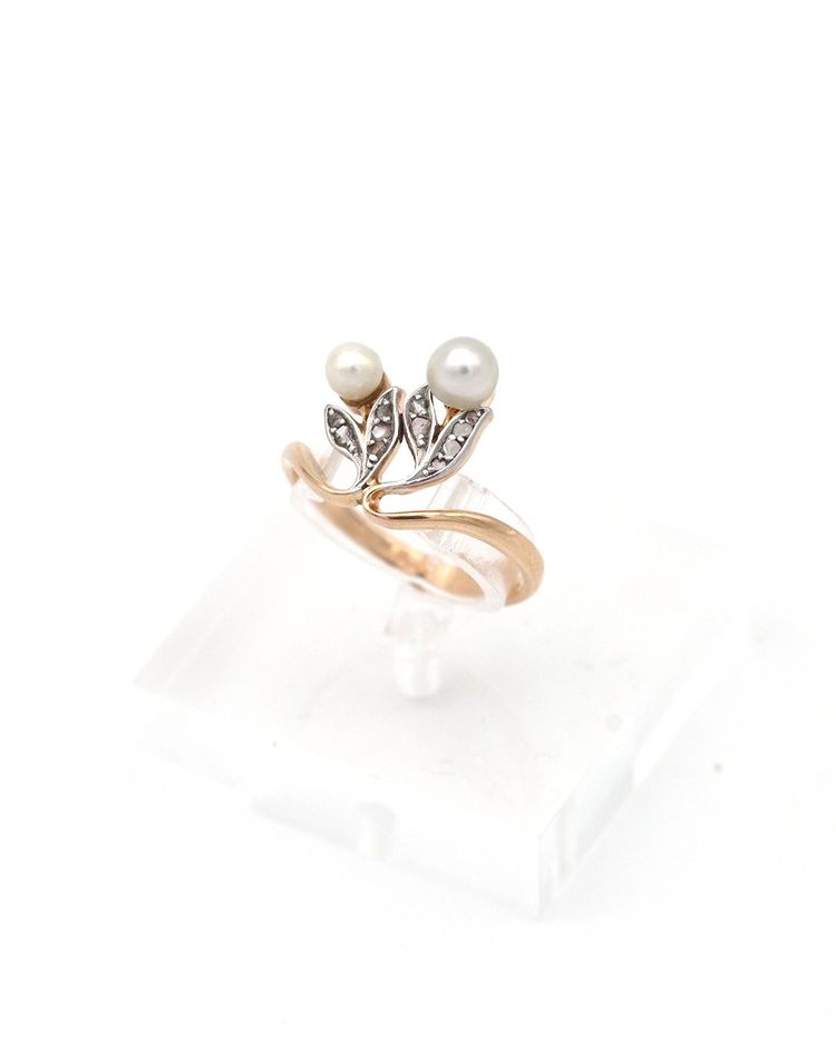 Anello con perle in stile Art Nouveau in oro 18k e platino, anello con perle fini, fiori, tu ed io