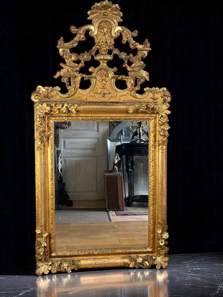 LARGE MIRROR AND ITS PEDIMENT LOUIS XV PERIOD IN CARVED AND GILT WOOD, 158 CM