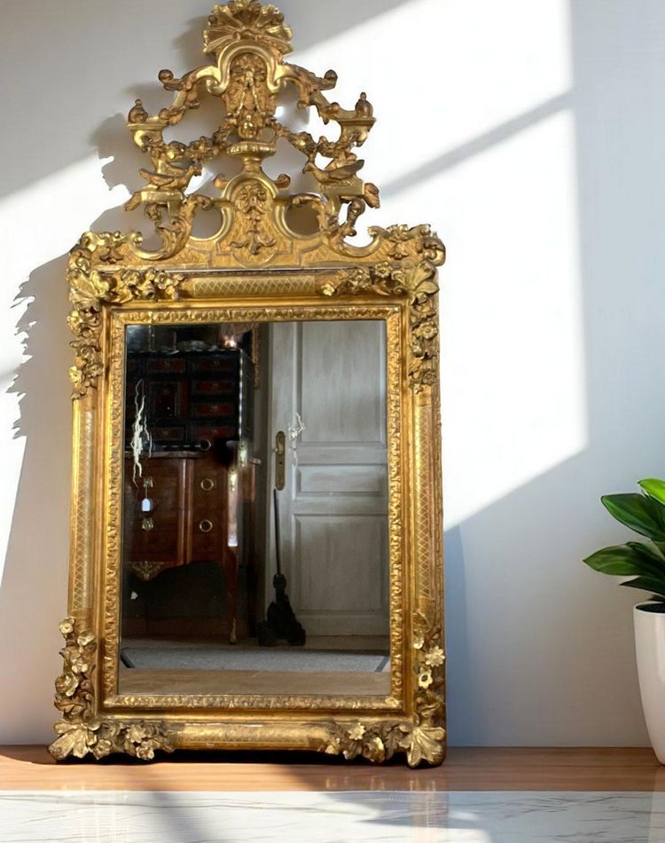 LARGE MIRROR AND ITS PEDIMENT LOUIS XV PERIOD IN CARVED AND GILT WOOD, 158 CM