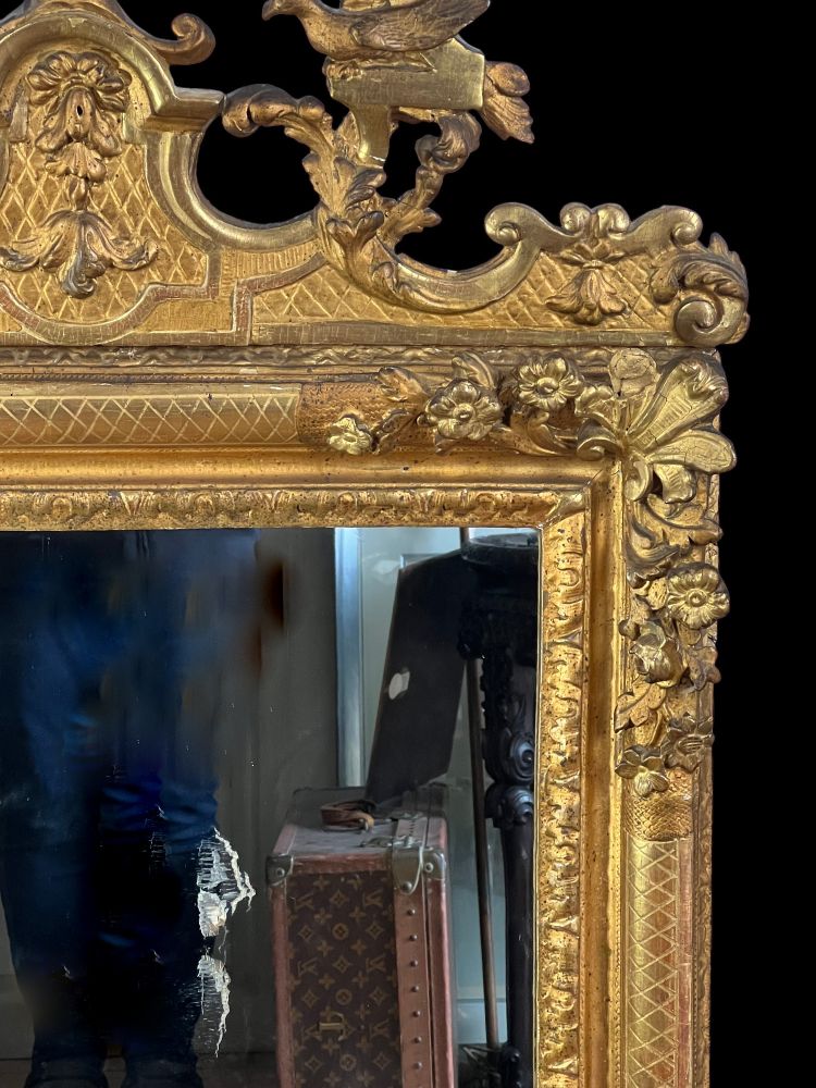 LARGE MIRROR AND ITS PEDIMENT LOUIS XV PERIOD IN CARVED AND GILT WOOD, 158 CM