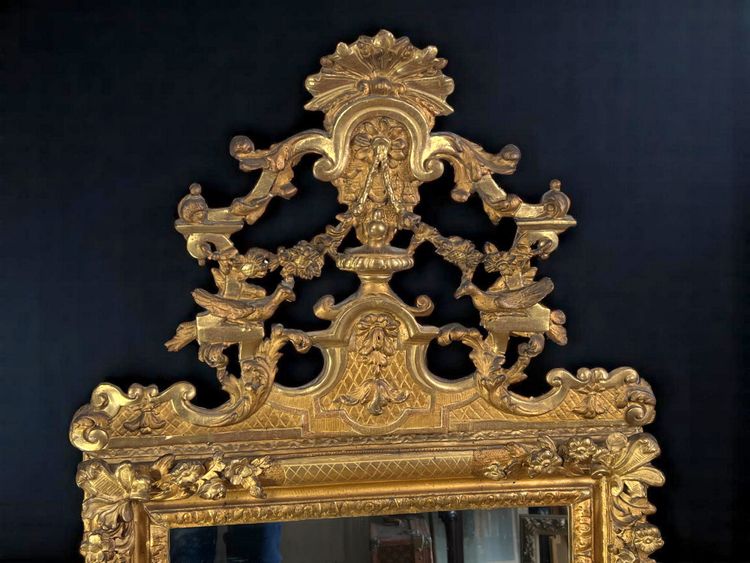 LARGE MIRROR AND ITS PEDIMENT LOUIS XV PERIOD IN CARVED AND GILT WOOD, 158 CM