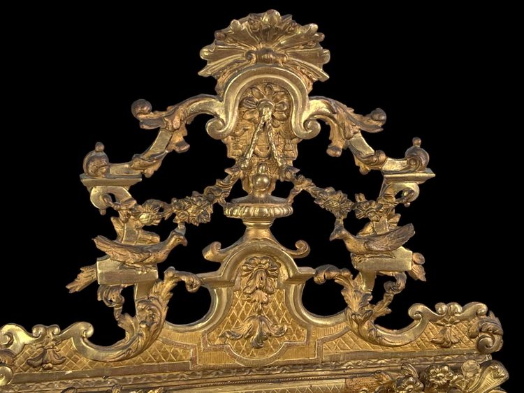 LARGE MIRROR AND ITS PEDIMENT LOUIS XV PERIOD IN CARVED AND GILT WOOD, 158 CM