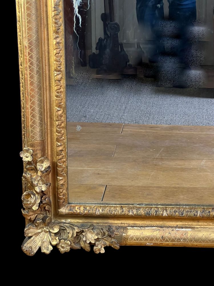LARGE MIRROR AND ITS PEDIMENT LOUIS XV PERIOD IN CARVED AND GILT WOOD, 158 CM