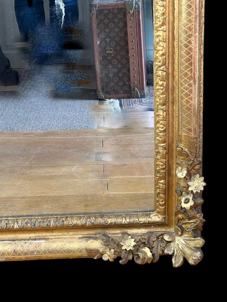 LARGE MIRROR AND ITS PEDIMENT LOUIS XV PERIOD IN CARVED AND GILT WOOD, 158 CM