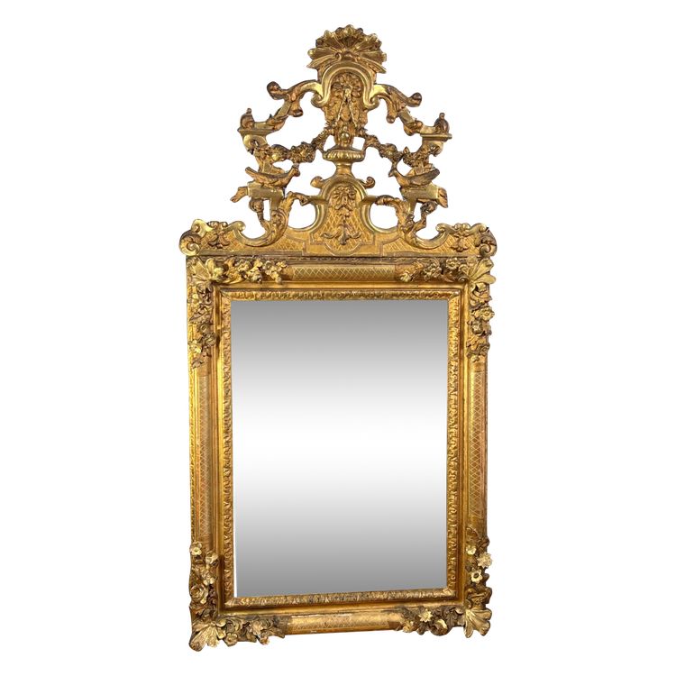 LARGE MIRROR AND ITS PEDIMENT LOUIS XV PERIOD IN CARVED AND GILT WOOD, 158 CM