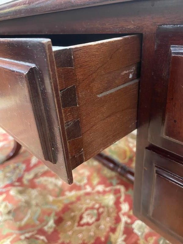 Scrivania in stile inglese in mogano e pelle