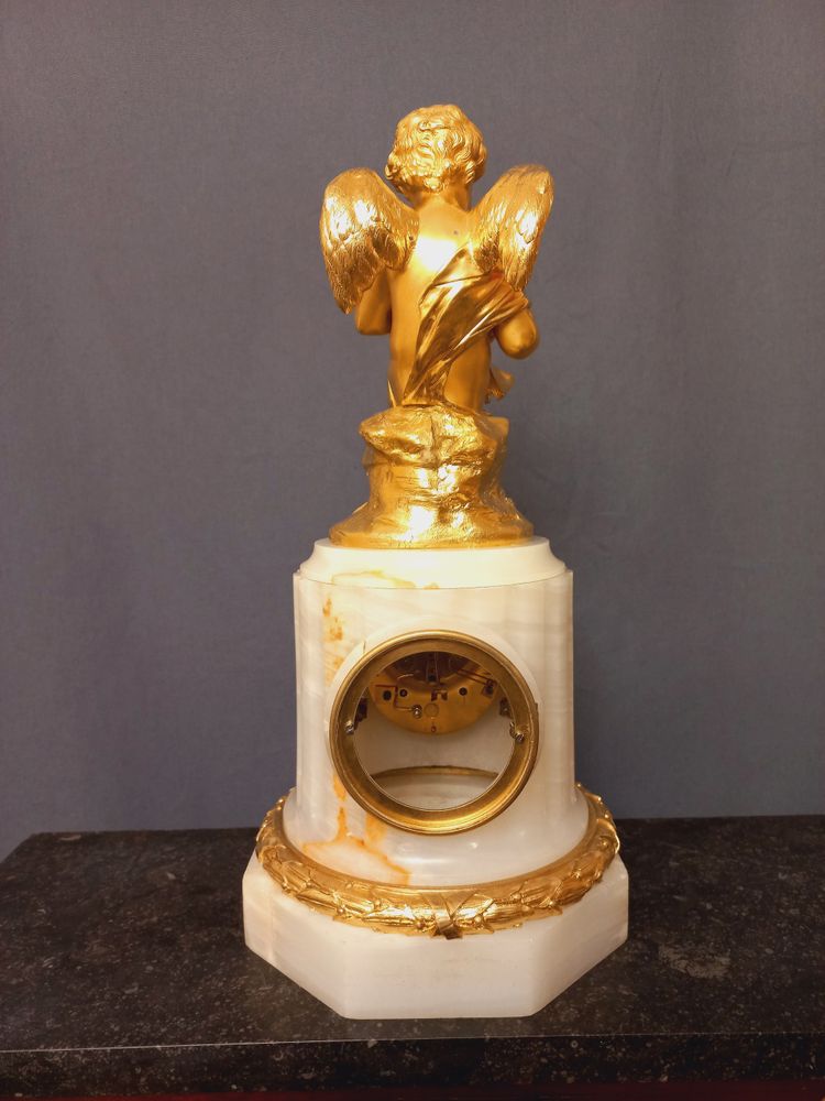 Putto-Musiker-Pendel aus weißem Onyx und vergoldeter Bronze