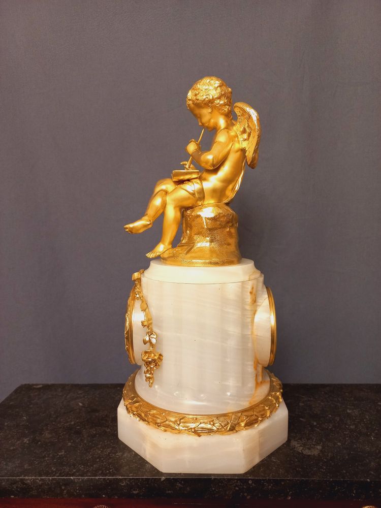 Putto-Musiker-Pendel aus weißem Onyx und vergoldeter Bronze