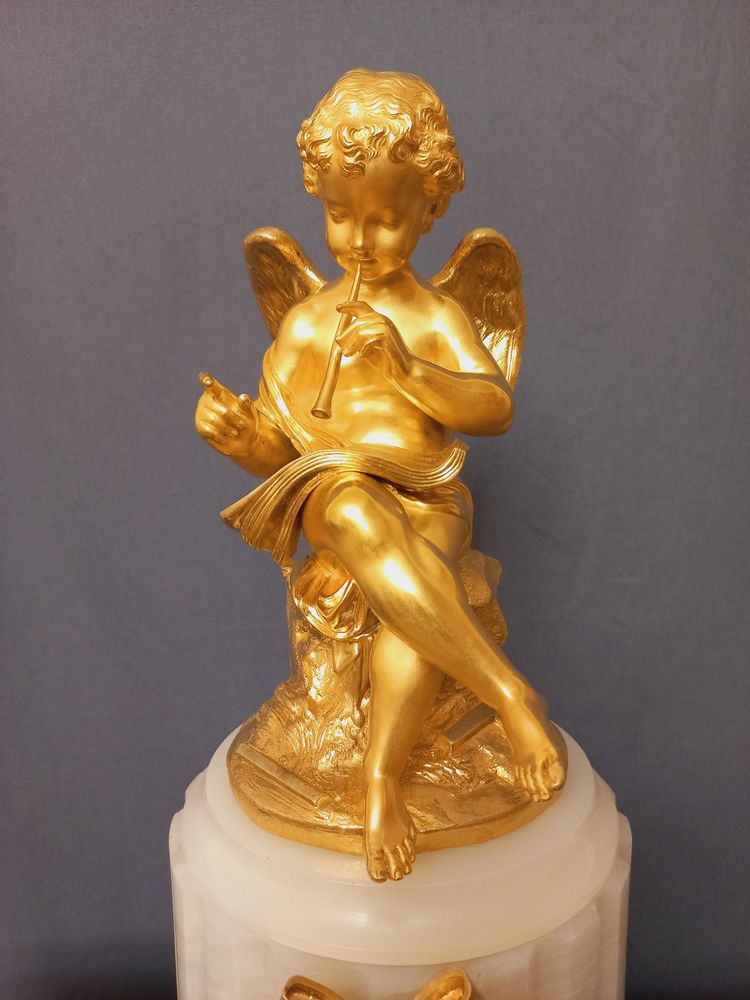 Putto-Musiker-Pendel aus weißem Onyx und vergoldeter Bronze