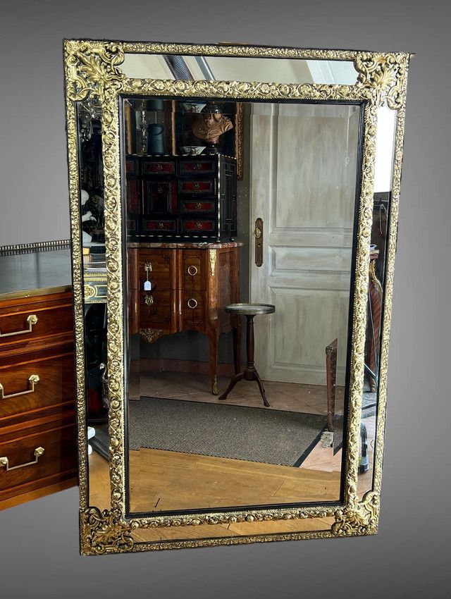 LARGE MIRROR WITH PARECLOSES IN REPOUSSE BRASS, NAPOLEON III PERIOD, 1.50 M