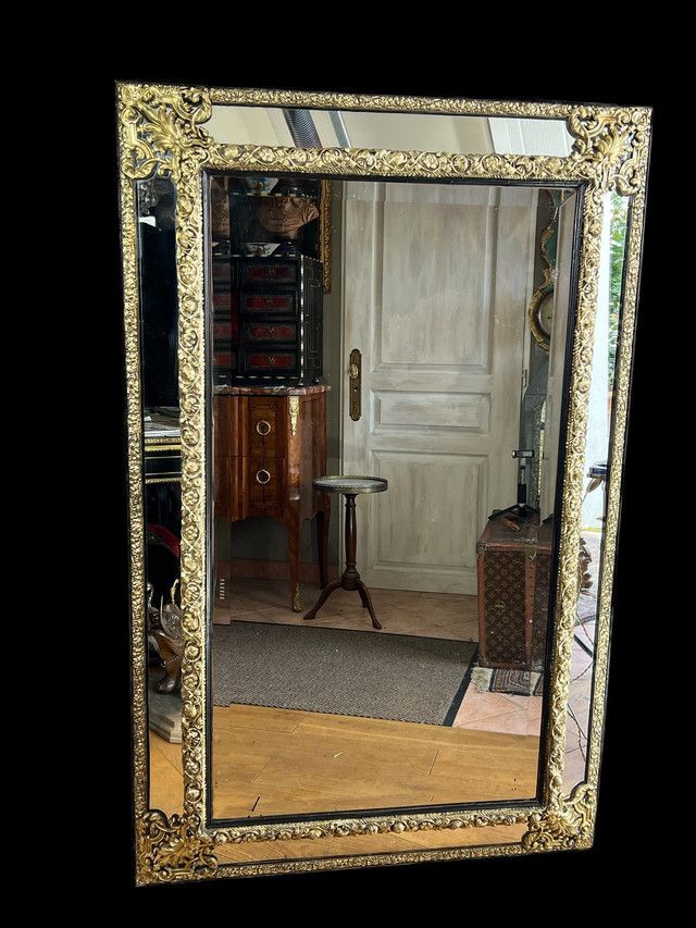 LARGE MIRROR WITH PARECLOSES IN REPOUSSE BRASS, NAPOLEON III PERIOD, 1.50 M