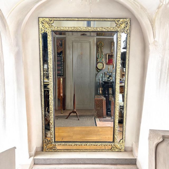 LARGE MIRROR WITH PARECLOSES IN REPOUSSE BRASS, NAPOLEON III PERIOD, 1.50 M