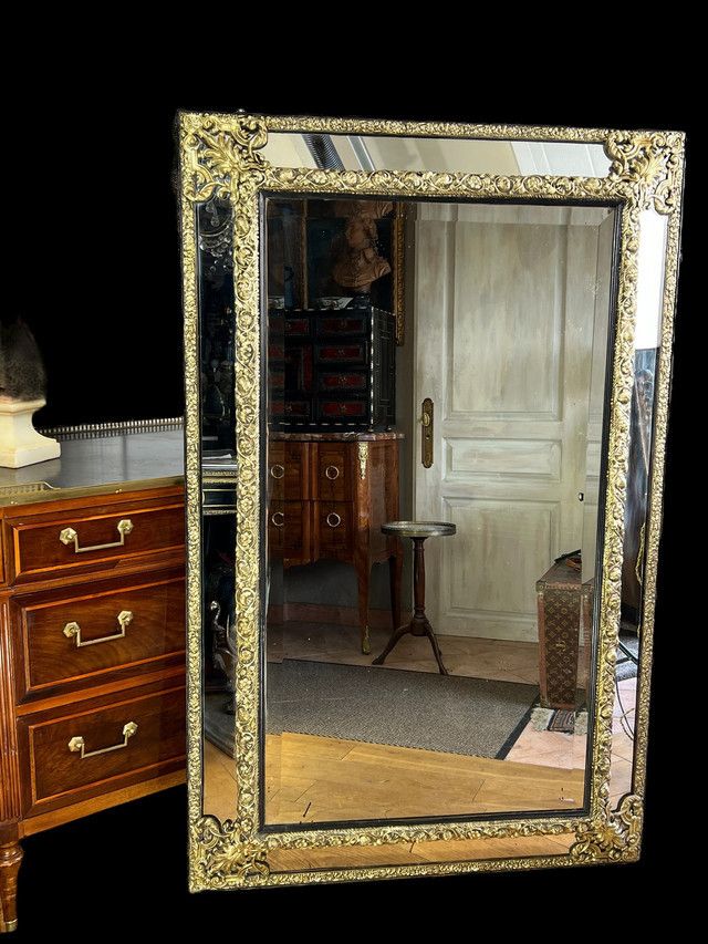 LARGE MIRROR WITH PARECLOSES IN REPOUSSE BRASS, NAPOLEON III PERIOD, 1.50 M