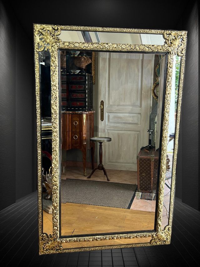 LARGE MIRROR WITH PARECLOSES IN REPOUSSE BRASS, NAPOLEON III PERIOD, 1.50 M