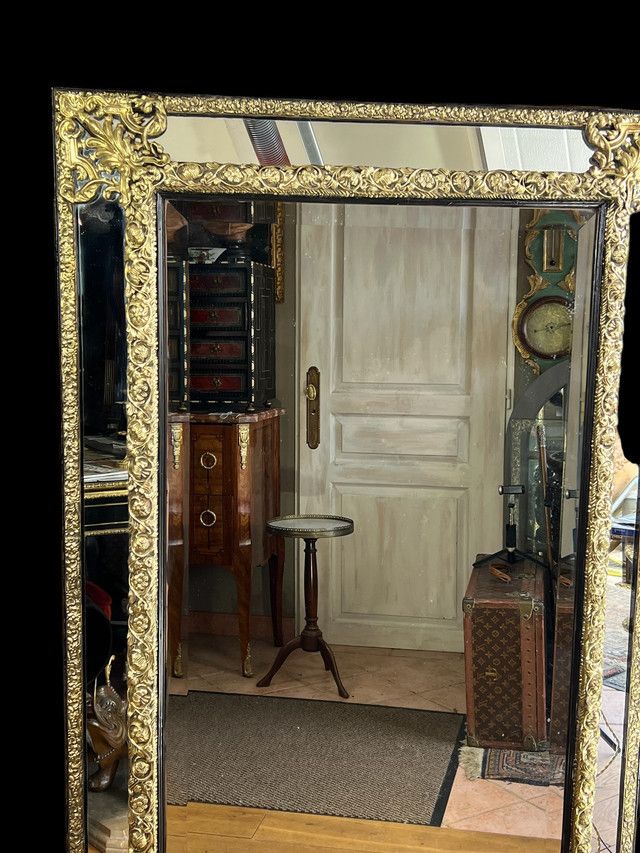 LARGE MIRROR WITH PARECLOSES IN REPOUSSE BRASS, NAPOLEON III PERIOD, 1.50 M