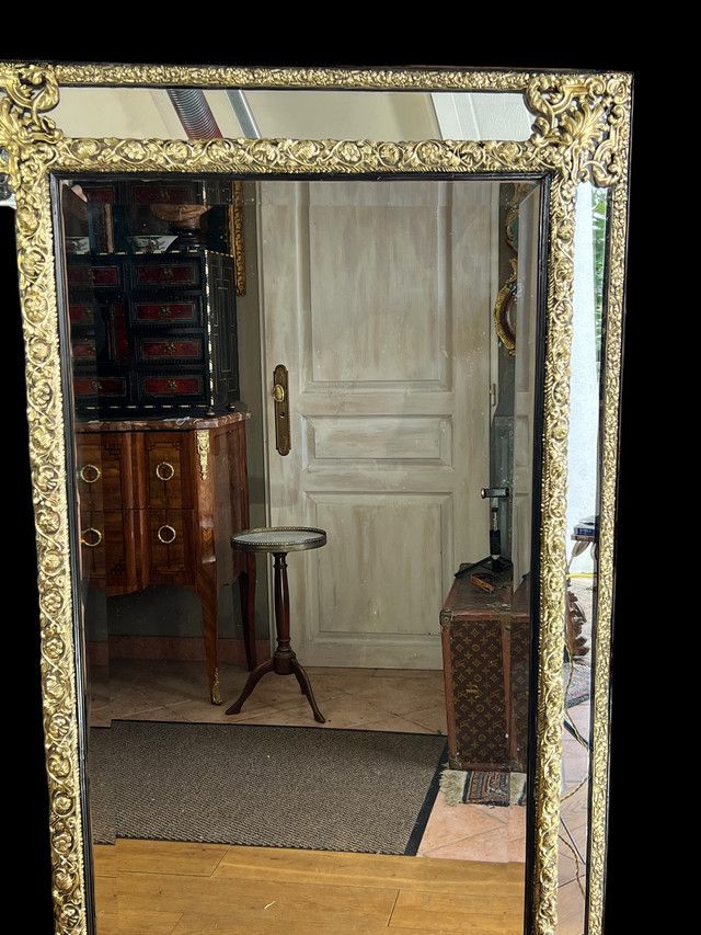 LARGE MIRROR WITH PARECLOSES IN REPOUSSE BRASS, NAPOLEON III PERIOD, 1.50 M