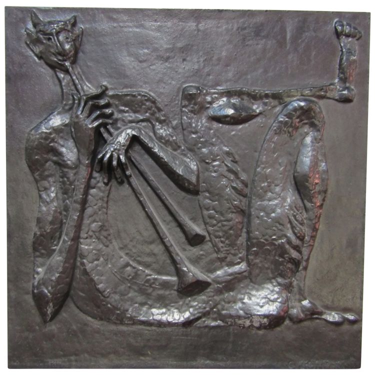 STERN Piastra per camino in ghisa decorata con un fauno musicale.  Opera Art Déco francese, firmata