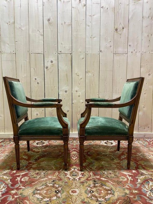 Coppia di poltrone in stile Louis XVI in velluto verde