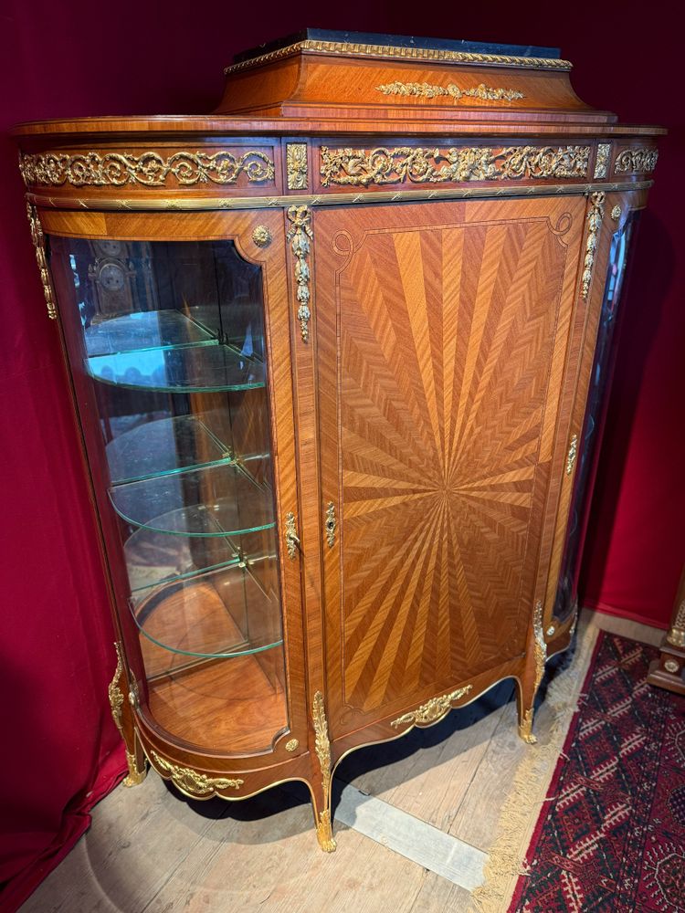 VITRINE ARRONDIE LOUIS XVI – 19ème SIECLE