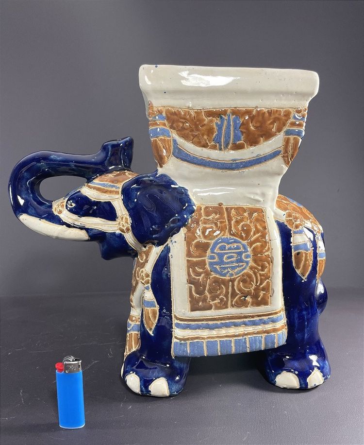 Vietnam, Milieu Du XXème Siècle, Sellette Miniature En Grès à Représentation D’un éléphant.