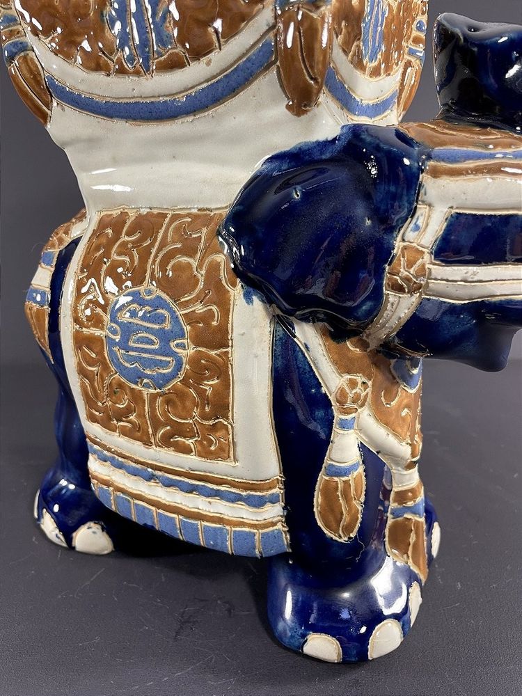 Vietnam, Milieu Du XXème Siècle, Sellette Miniature En Grès à Représentation D’un éléphant.