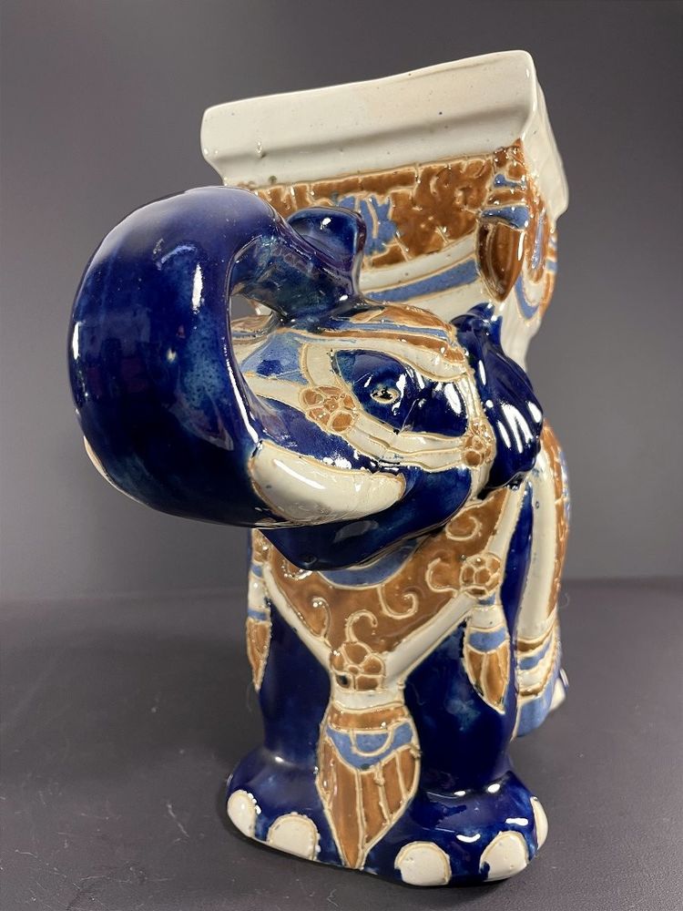 Vietnam, Milieu Du XXème Siècle, Sellette Miniature En Grès à Représentation D’un éléphant.
