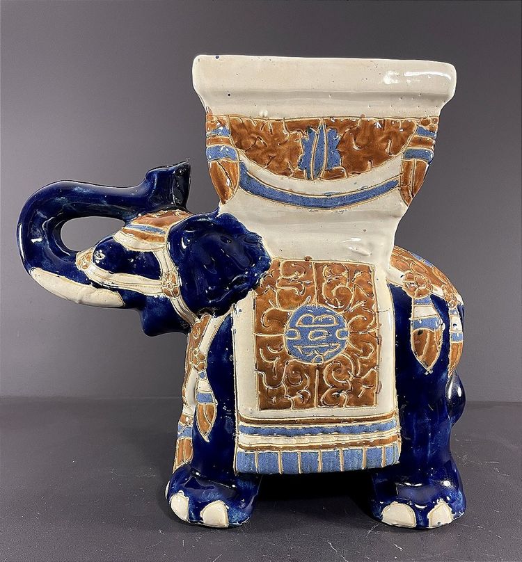 Vietnam, Milieu Du XXème Siècle, Sellette Miniature En Grès à Représentation D’un éléphant.