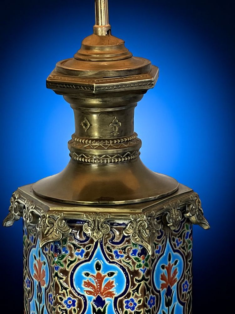 LAMPE ANCIENNE EN FAÏENCE VIEILLARD BORDEAUX ? OU LONGWY ? ORNÉE DE BRONZE