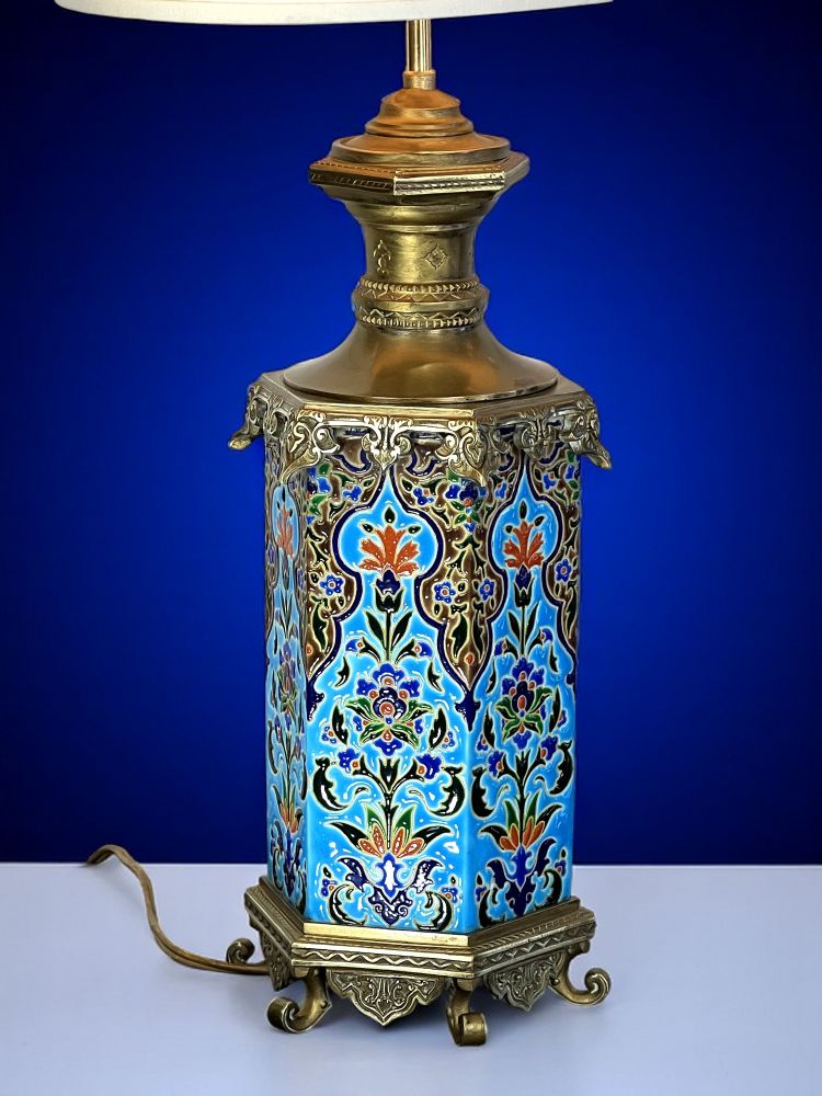 LAMPE ANCIENNE EN FAÏENCE VIEILLARD BORDEAUX ? OU LONGWY ? ORNÉE DE BRONZE