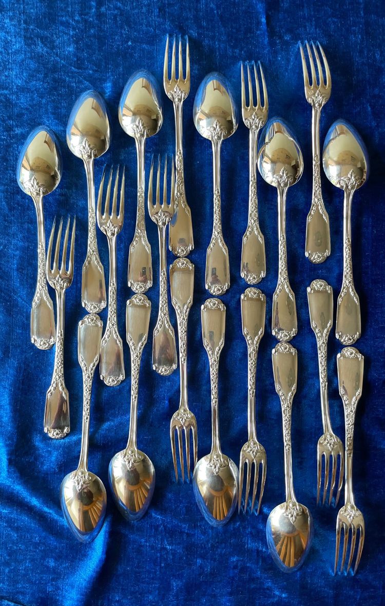 10 dessert cutlery sets.