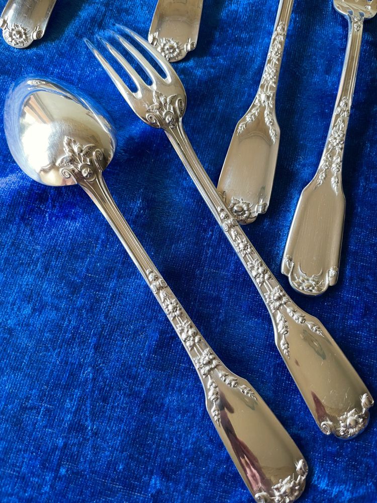 10 dessert cutlery sets.
