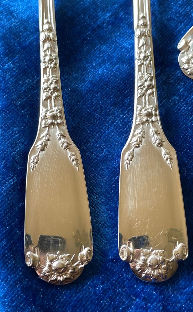 10 dessert cutlery sets.