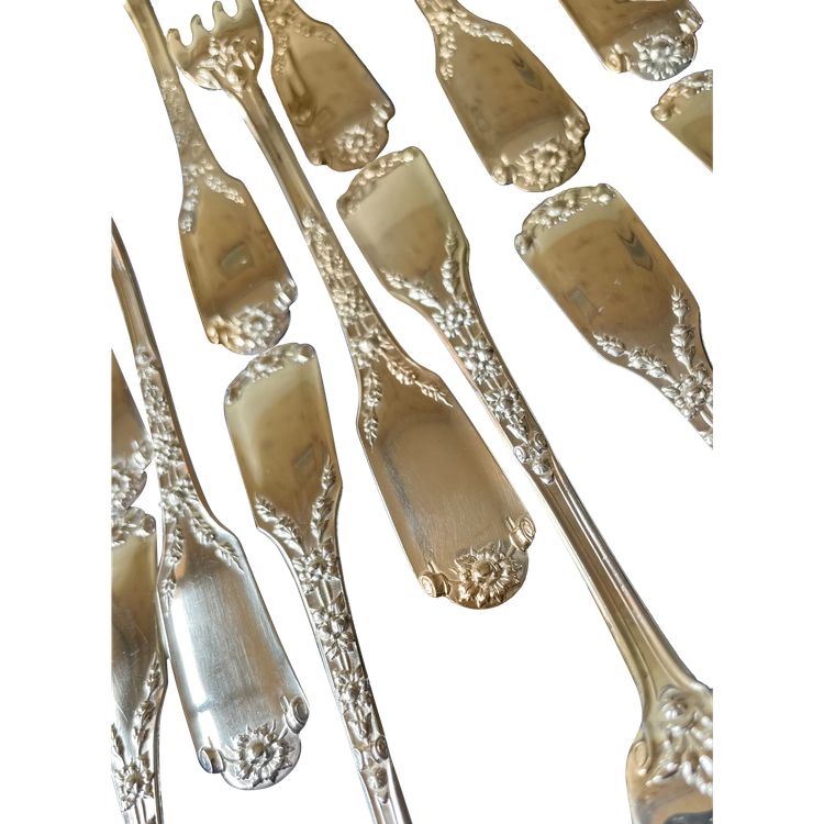 10 dessert cutlery sets.