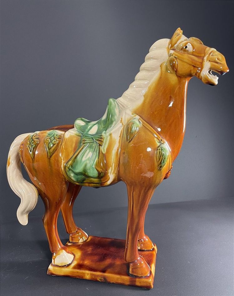Chine, Années 1960/1970, Sculpture En Céramique Vernissée Figurant Un Cheval Dans Le Style Tang.